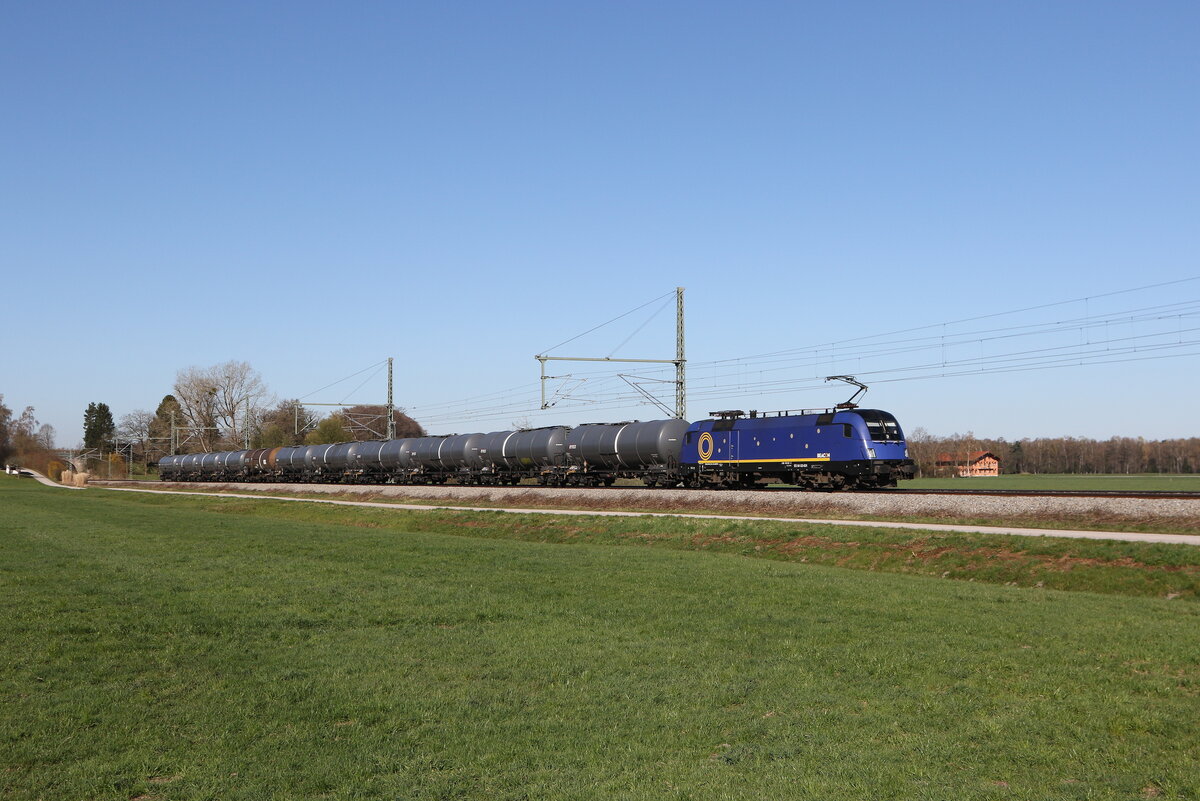 182 501 von  BEACON  war am 8. April 2026 mit einem Kesselwagenzug bei �bersee am Chiemsee in Richtung Salzburg unterwegs.