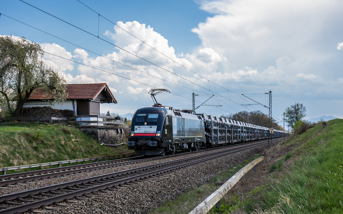 182 530 war am 10. April 2017 bei Hilperting mit einem Autozug in Richtung M�nchen unterwegs.