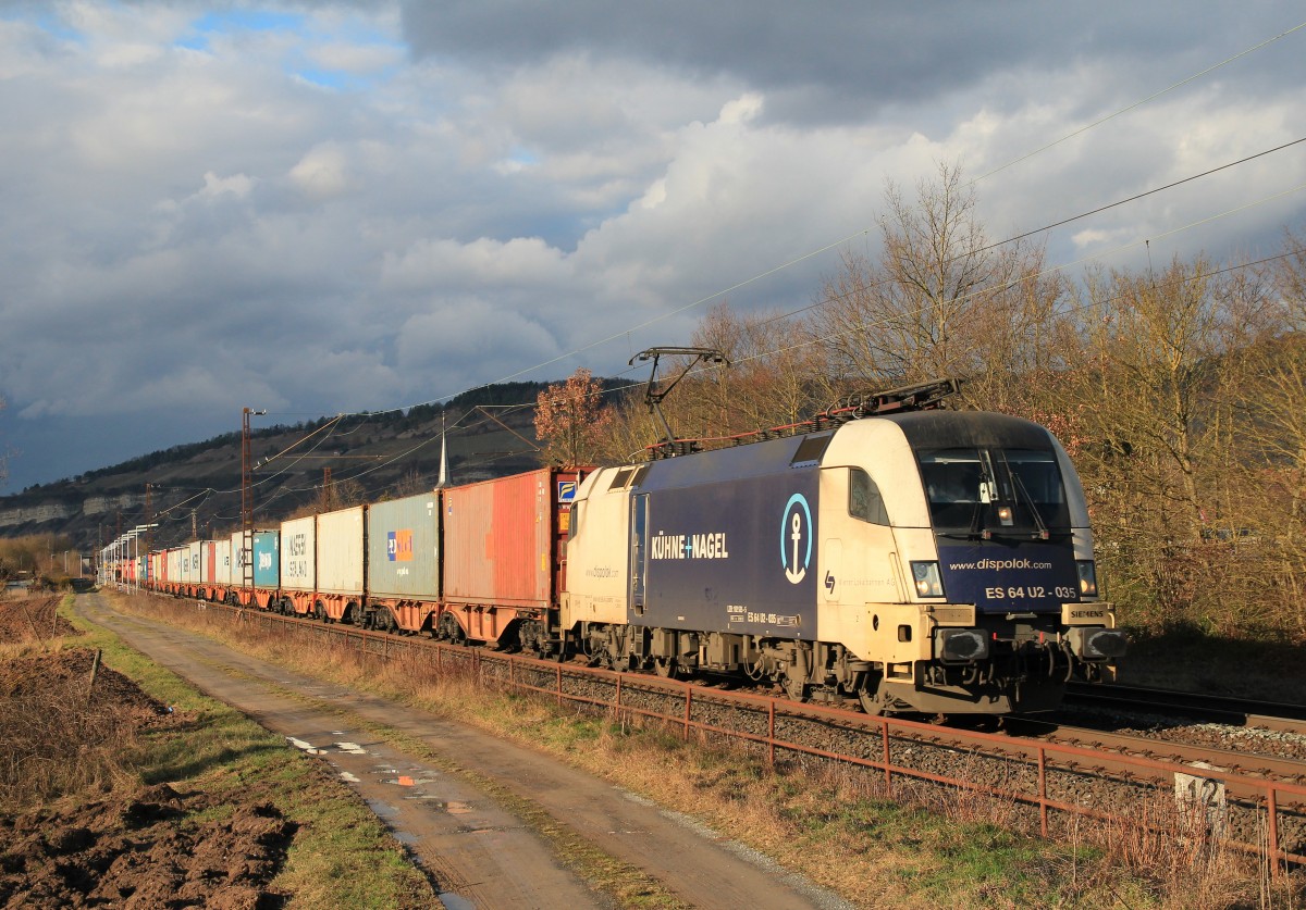 182 535-5 mit einem Containerzug am 19. Februar 2014 bei Th�ngersheim im Maintal.
