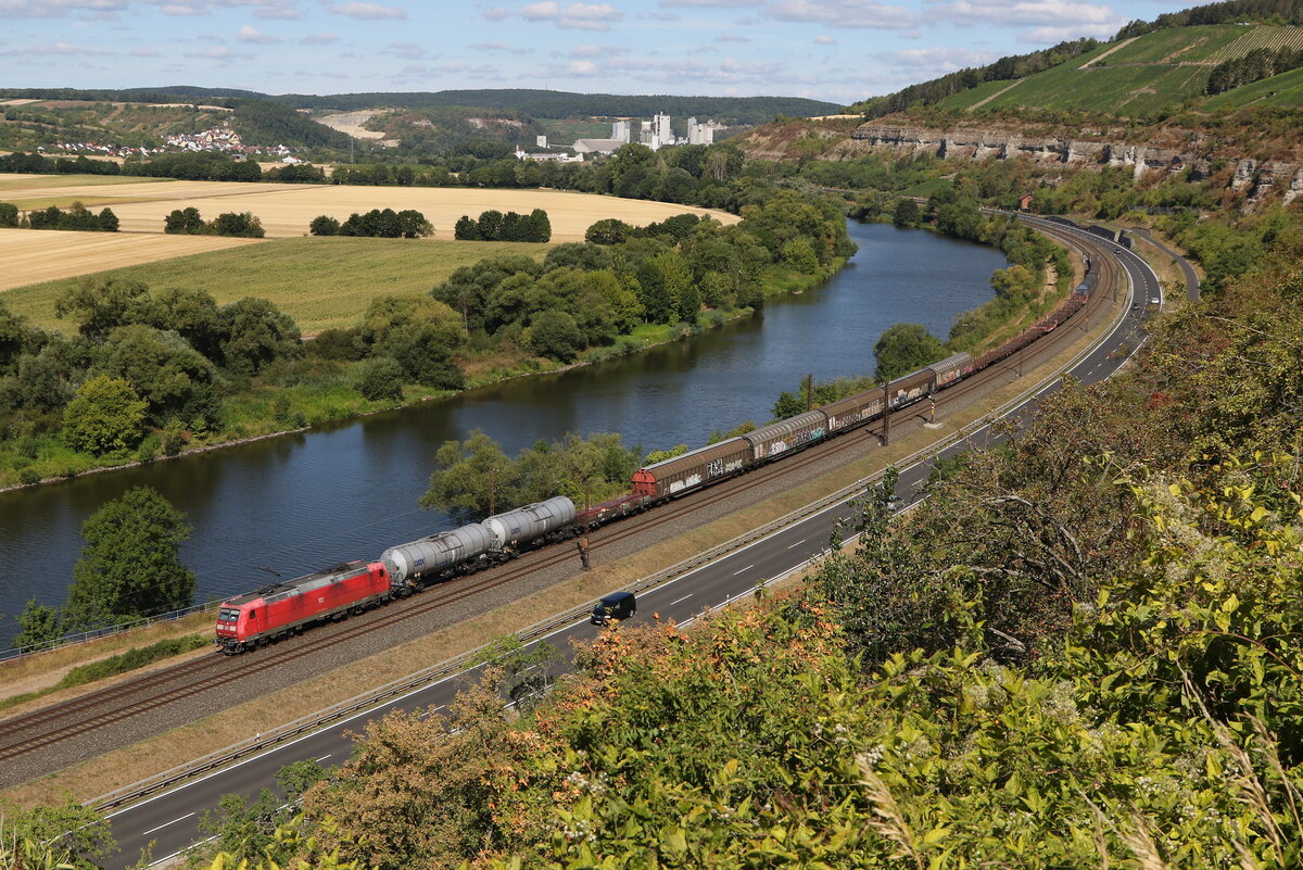 185 009 war am 6. August 2022 mit einem gemischten G�terzug bei Himmelstadt in Richtung W�rzburg unterwegs.