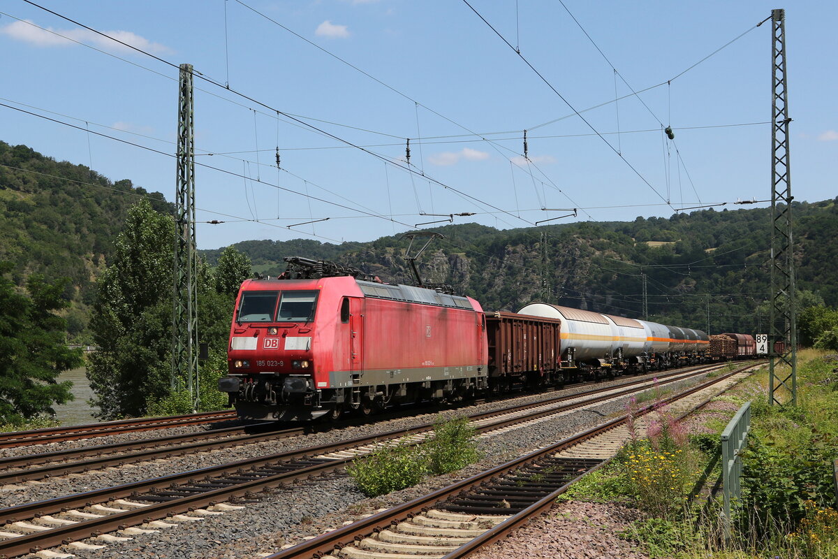 185 023 mit einem gemischten G�terzug am 21. Juli 2021 bei St. Goarshausen am Rhein.