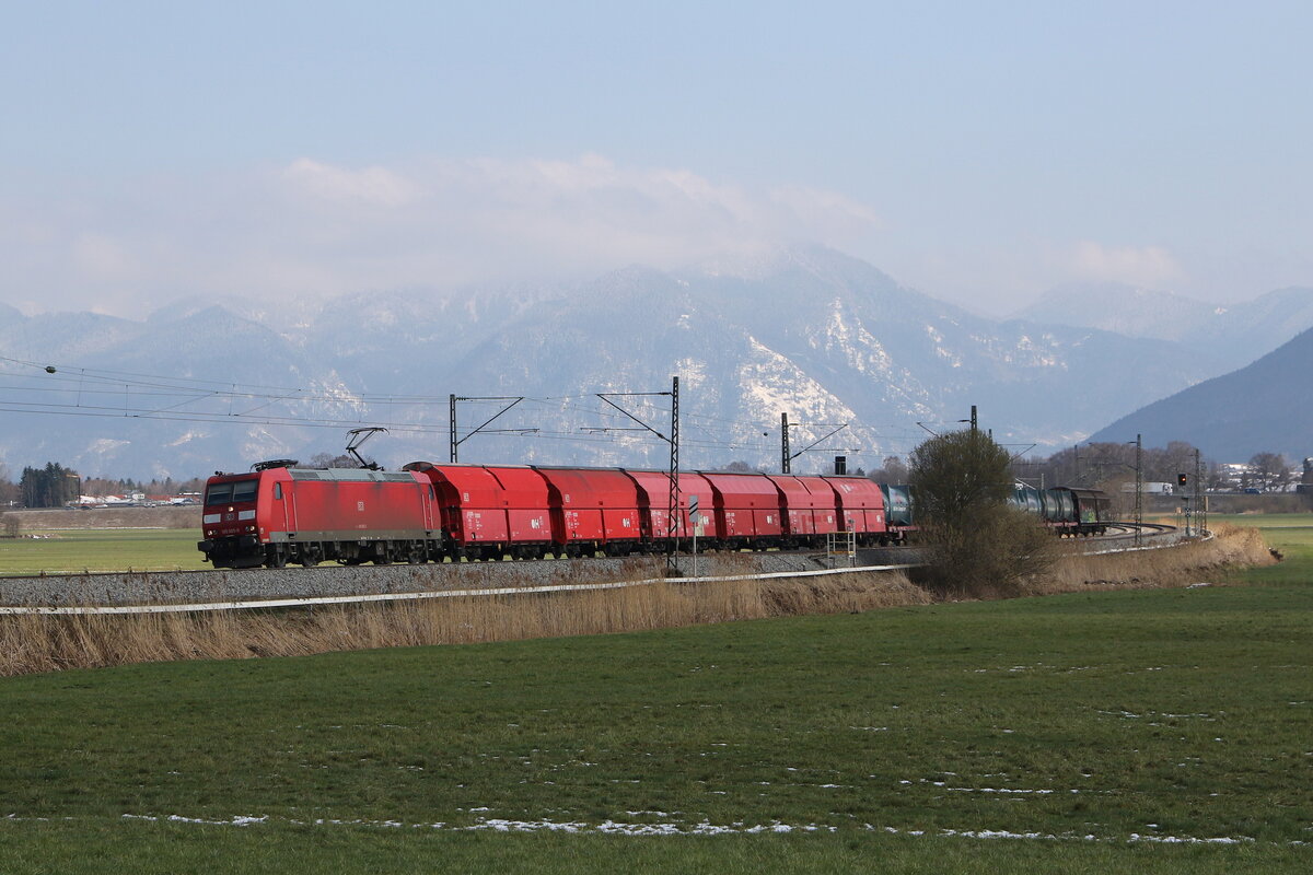 185 065 mit der  �bergabe  aus Traunstein kommend am 4. April 2022 bei Bernau.