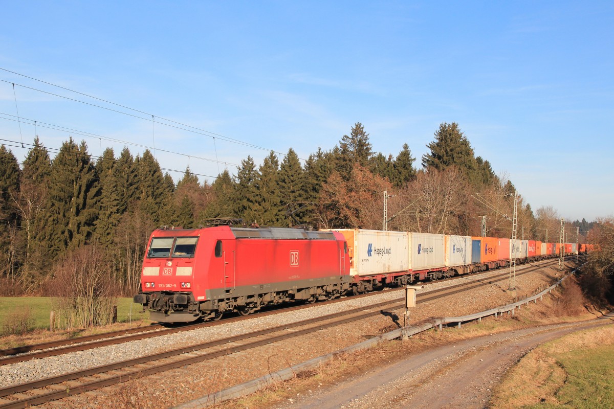 185 082-5 ist uns am 21. Dezember 2013 mit einem Containerzug zwischen Bergen und �bersee vor die Linse gefahren.