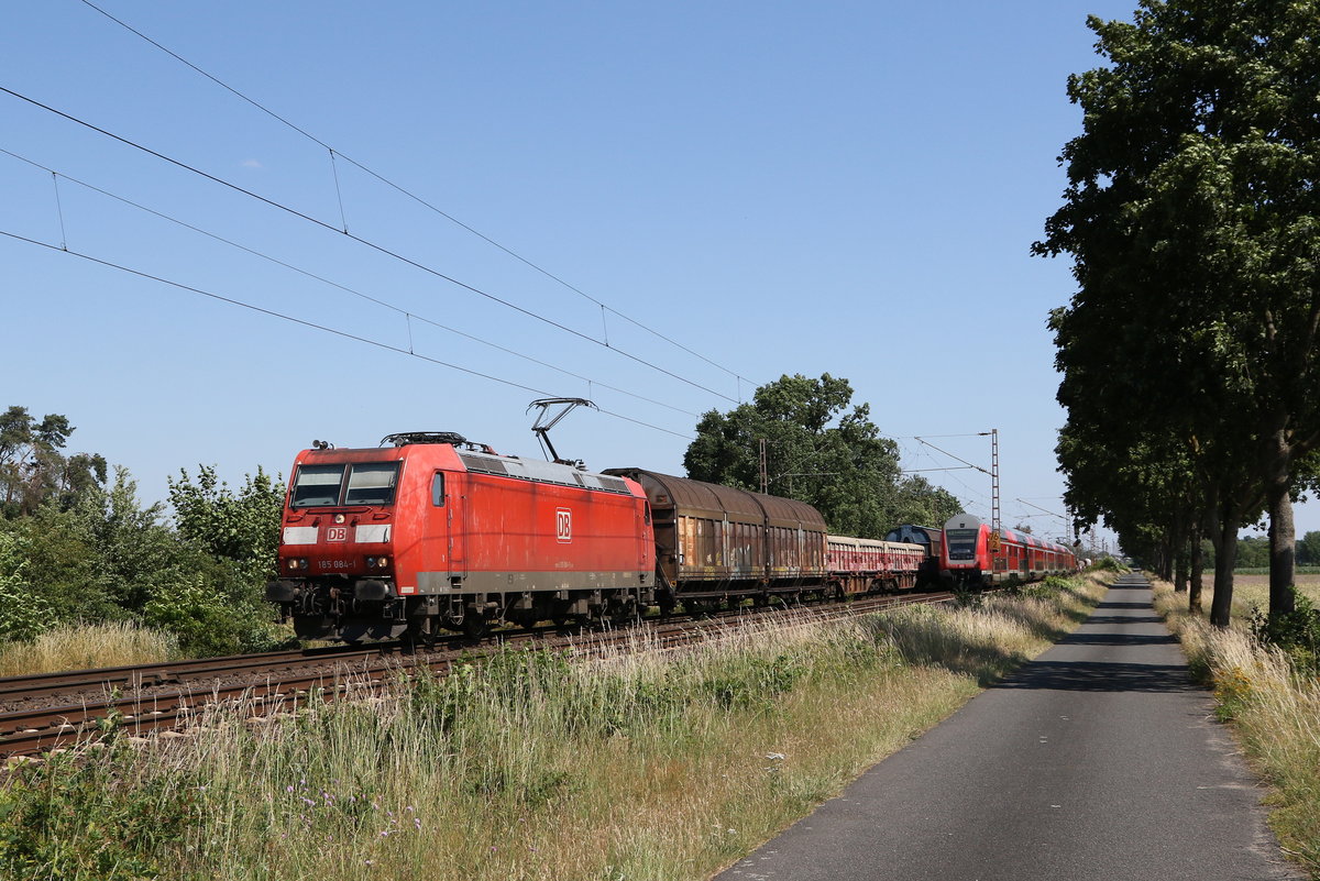 185 084 mit einem gemischten G�terzug am 26. Juni 2020 bei D�rverden.