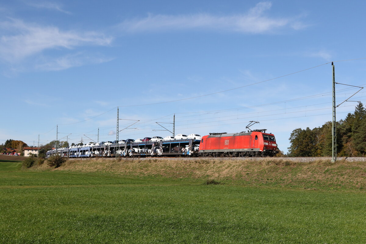 185 145 mit einem Autozug aus M�nchen kommend am 28. Oktober 2023 bei Axdorf/Traunstein.