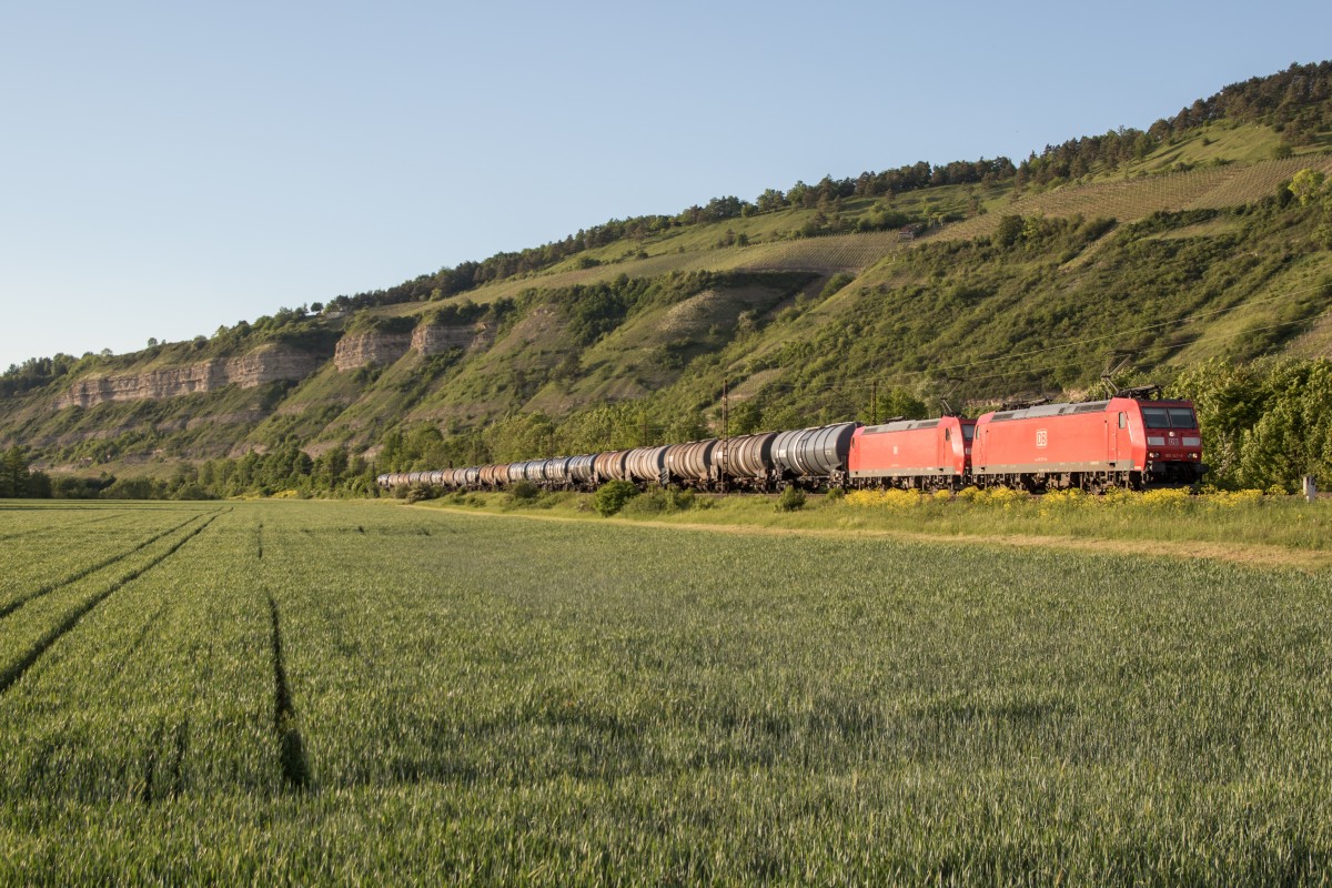 185 147-6 und 185 198 mit einem Kesselwagenzug am 15. Mai 2015 bei Th�ngersheim.
