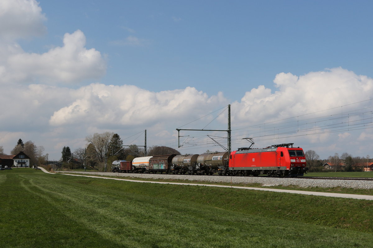 185 147 mit einem kurzen  Mischer  aus M�nchen kommend am 16. April 2021 bei �bersee am Chiemsee.
