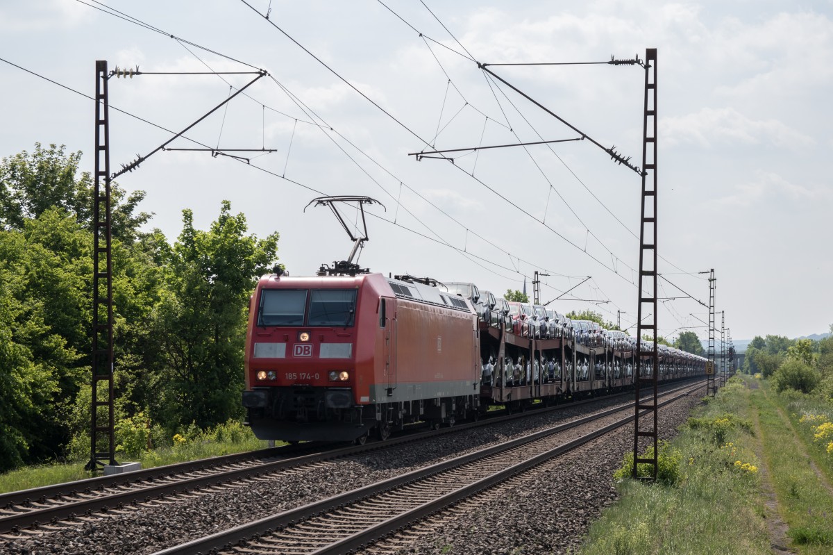 185 174-0 am 14. Mai 2015 mit einem Autozug aus W�rzburg kommend bei Th�ngersheim am Main.