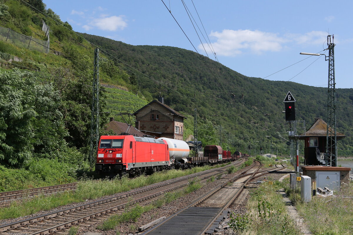 185 211 mit einem  Mischer  am 21. Juli 2021 bei Kaub.