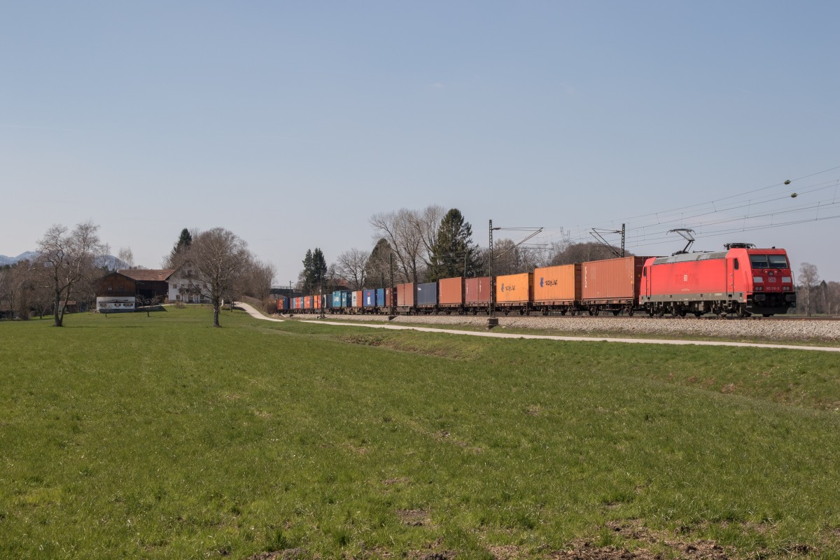 185 216-9 zieht am 8. April 2015 einen Containerzug durch den Chiemgau in Richtung Salzburg. Aufgenommen bei �bersee am Chiemsee.