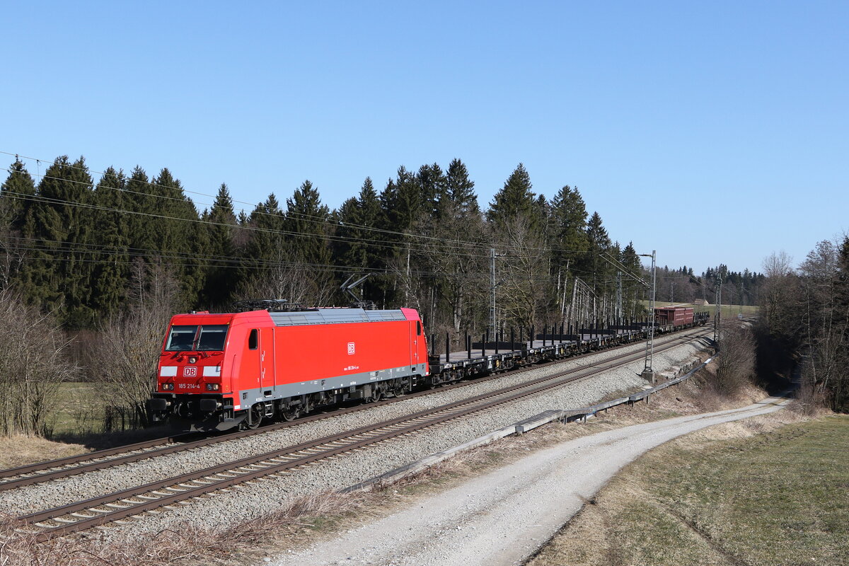 185 218 mit einem Stahlzug aus Freilassing kommend am 3. M�rz 2022 bei Grabenst�tt.