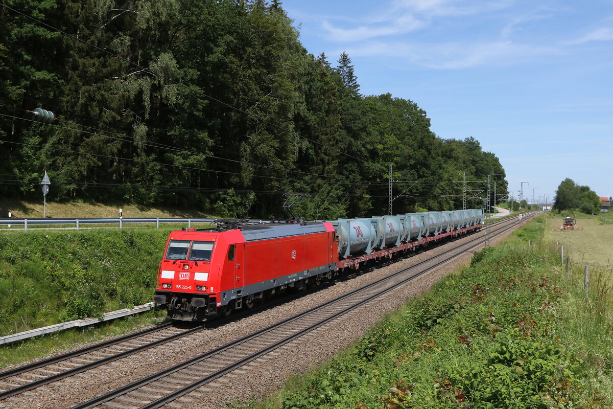 185 225 mit einem M�llzug aus Freilassing kommend am 18. Juni 2024 bei Hufschlag.