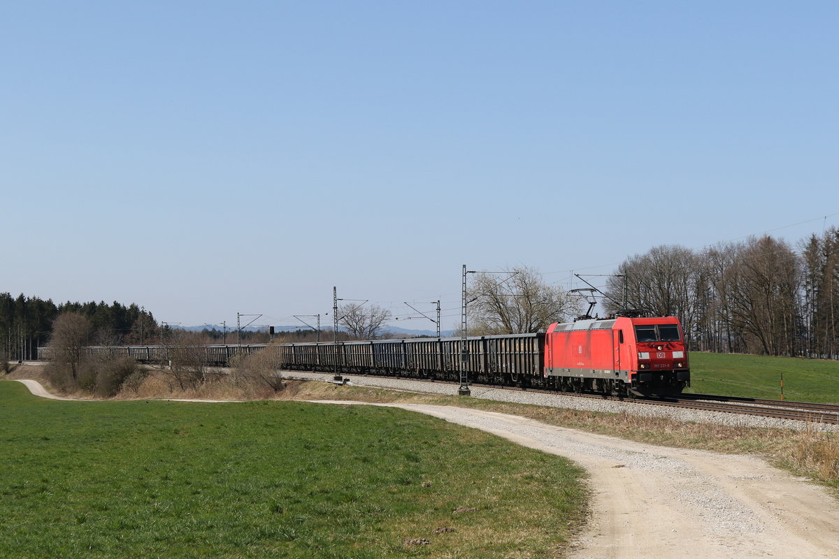 185 231 war am 19. M�rz 2020 mit dem  Aicher-Stahlzug  bei Grabens�tt in Richtung Freilassing unterwegs.