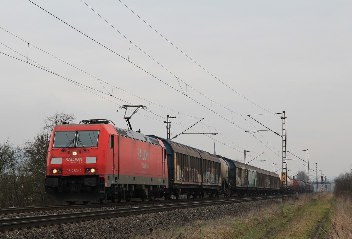 185 253-2 ebenfalls mit einem gemischten G�terzug am 20. Februar 2014 bei Th�ngersheim.