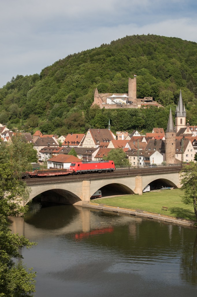 185 271-4 bei der Einfahrt in Gem�nden am Main am 15. Mai 2015.