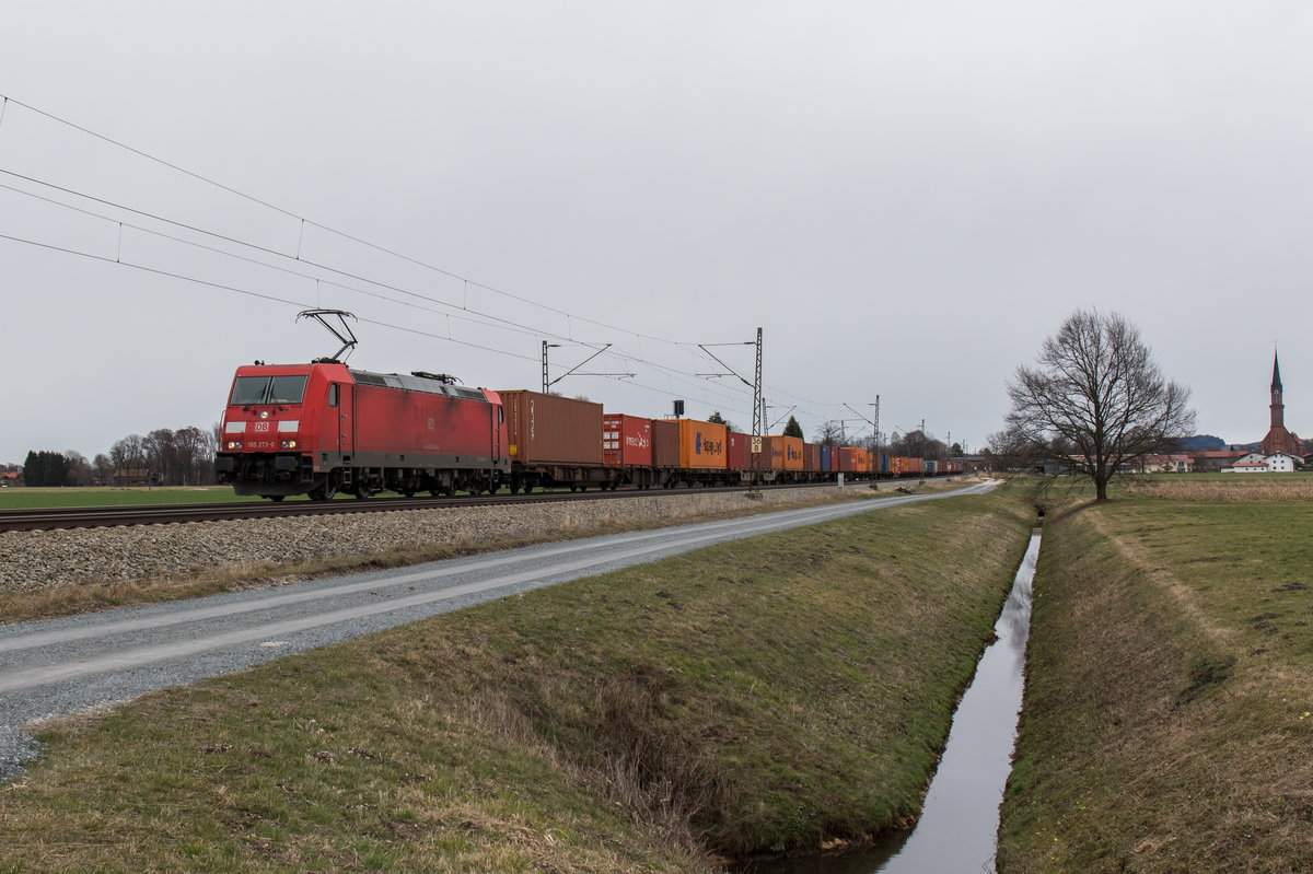 185 273-0 mit einem Containerzug am 20. Februar 2016 bei �bersee am Chiemsee.