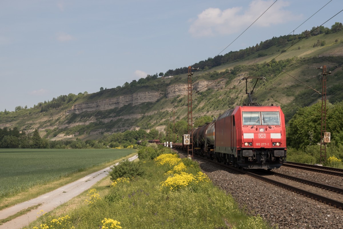 185 277-1 war am 14. Mai 2015 mit einem gemischten G�terzug bei Th�ngersheim in Richtung W�rzburg unterwegs.