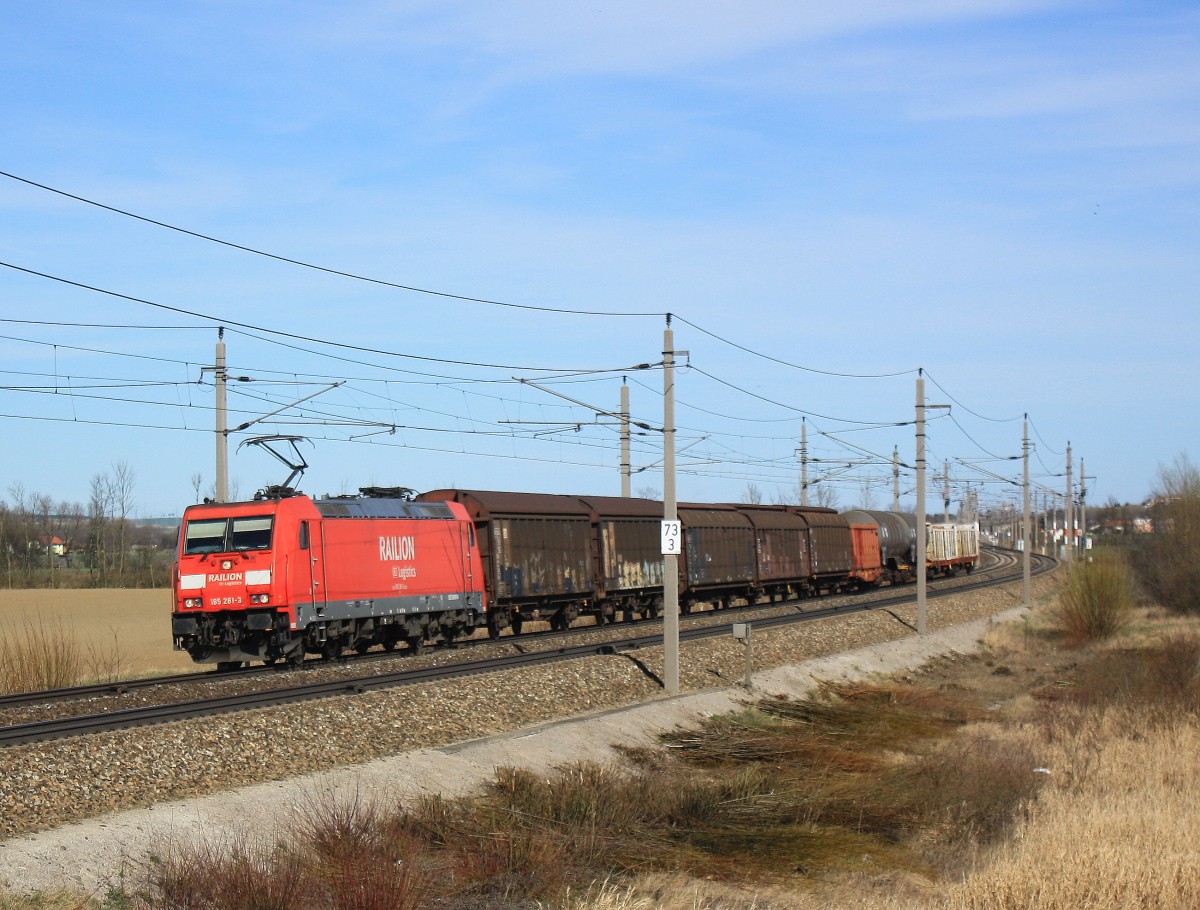 185 281-3 ist mit einem gemischten G�terzug am 20. M�rz 2014 bei Gro�sierning unterwegs.