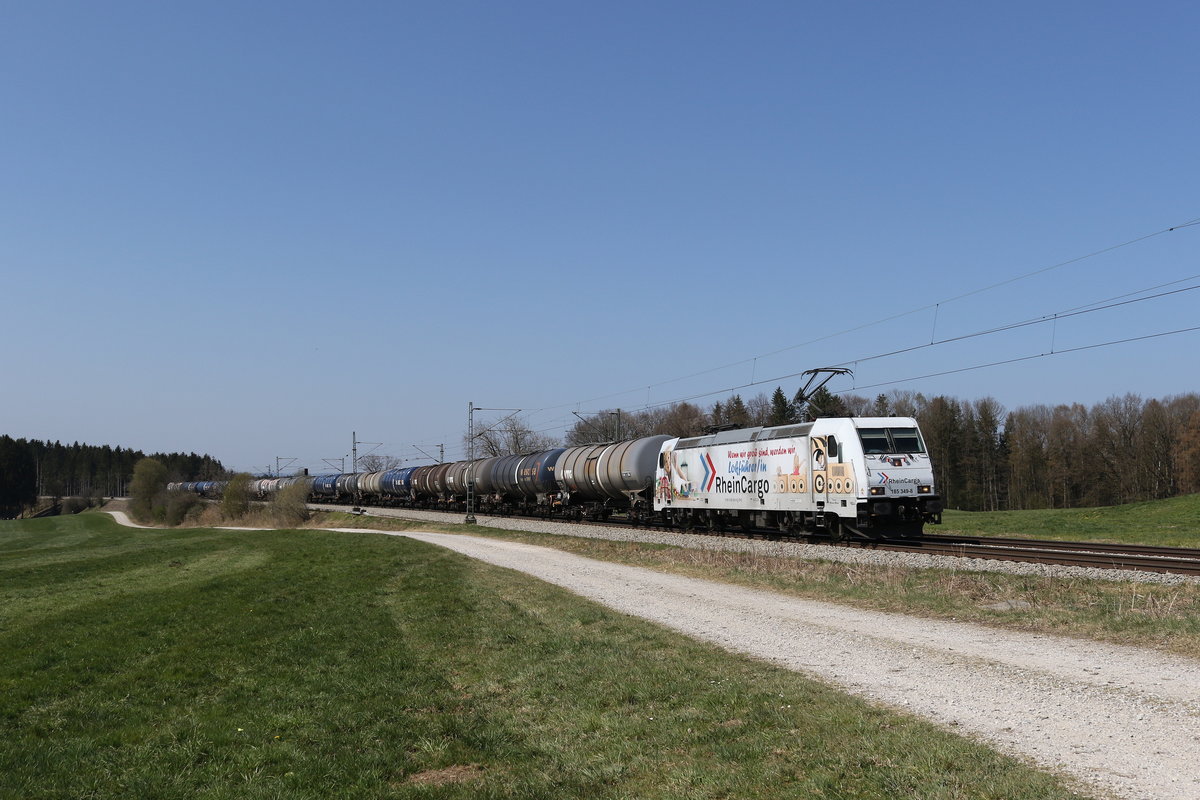 185 349 von  Rhein Cargo  mit einem  Umleiter  aus M�nchen kommend am 7. April 2020 bei Grabenst�tt im Chiemgau.
