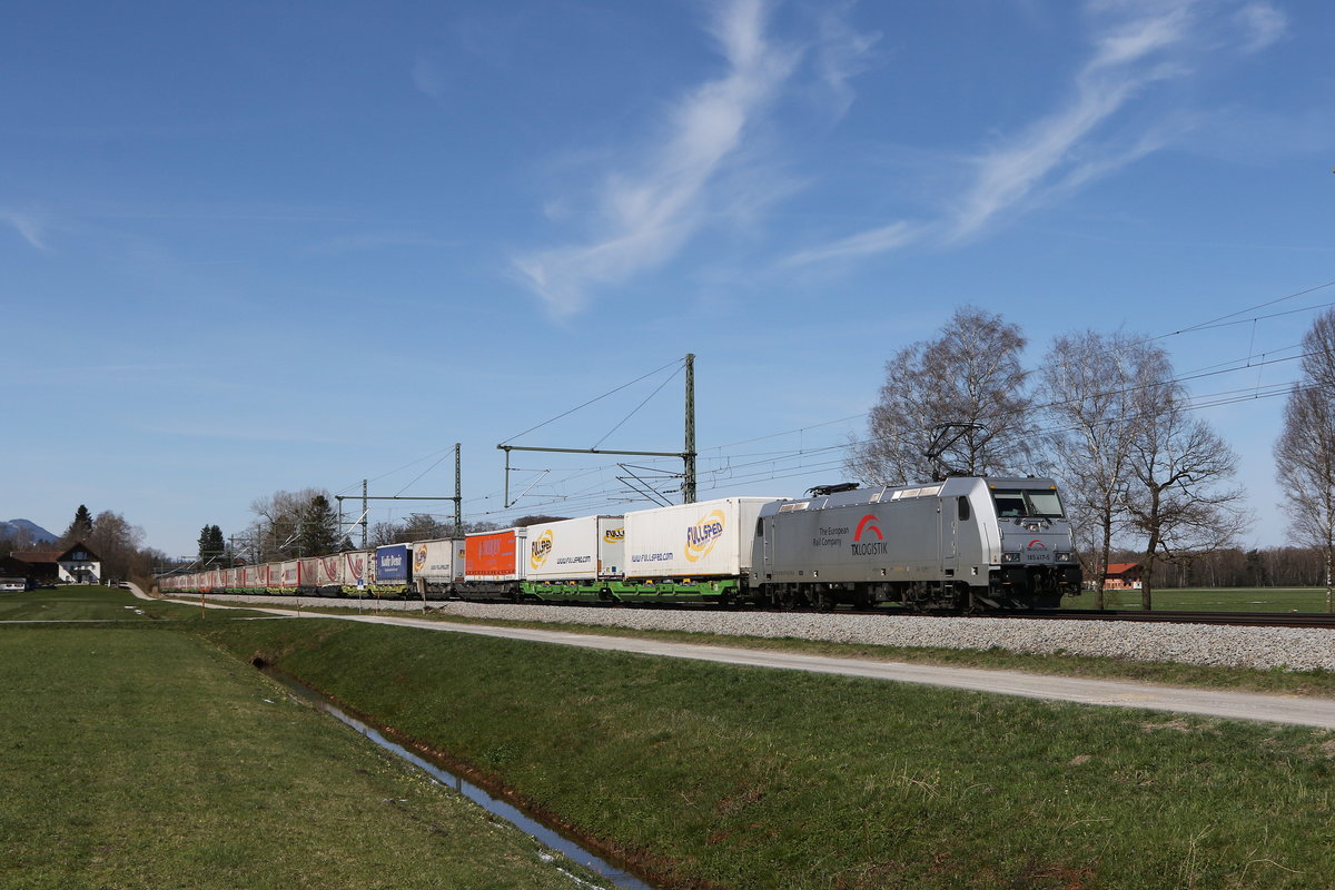 185 417 war am 9. April 2021 mit einem  KLV  bei �bersee am Chiemsee in Richtung Salzburg unterwegs.