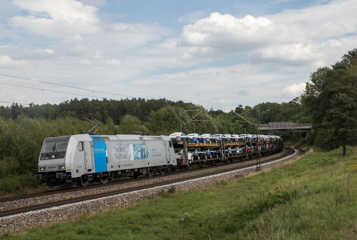 185 680 mit einem Autozuug am 28. August 2015 bei Sinngr�n.
