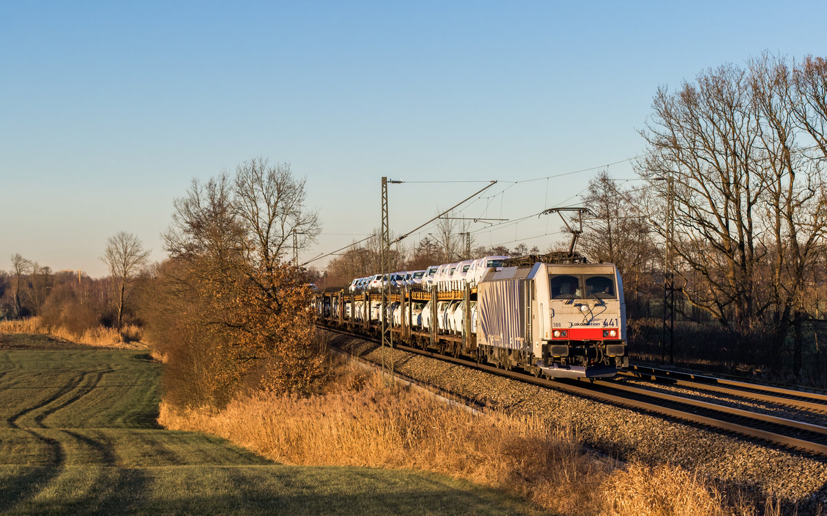 186 441 mit einem Autozug aus M�nchen kommend am 10. Dezember 2016 bei Vogl.