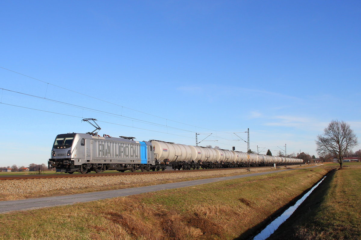 187 306-6 mit einem Kesselwagenzug aus Salzburg kommend am 10. Dezember 2016 bei �bersee.