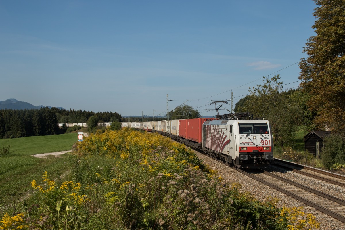 189 901 war mit dem  Ekol-Zug  am 12. September 2015 bei Grabenst�tt in Richtung Salzburg unterwegs.