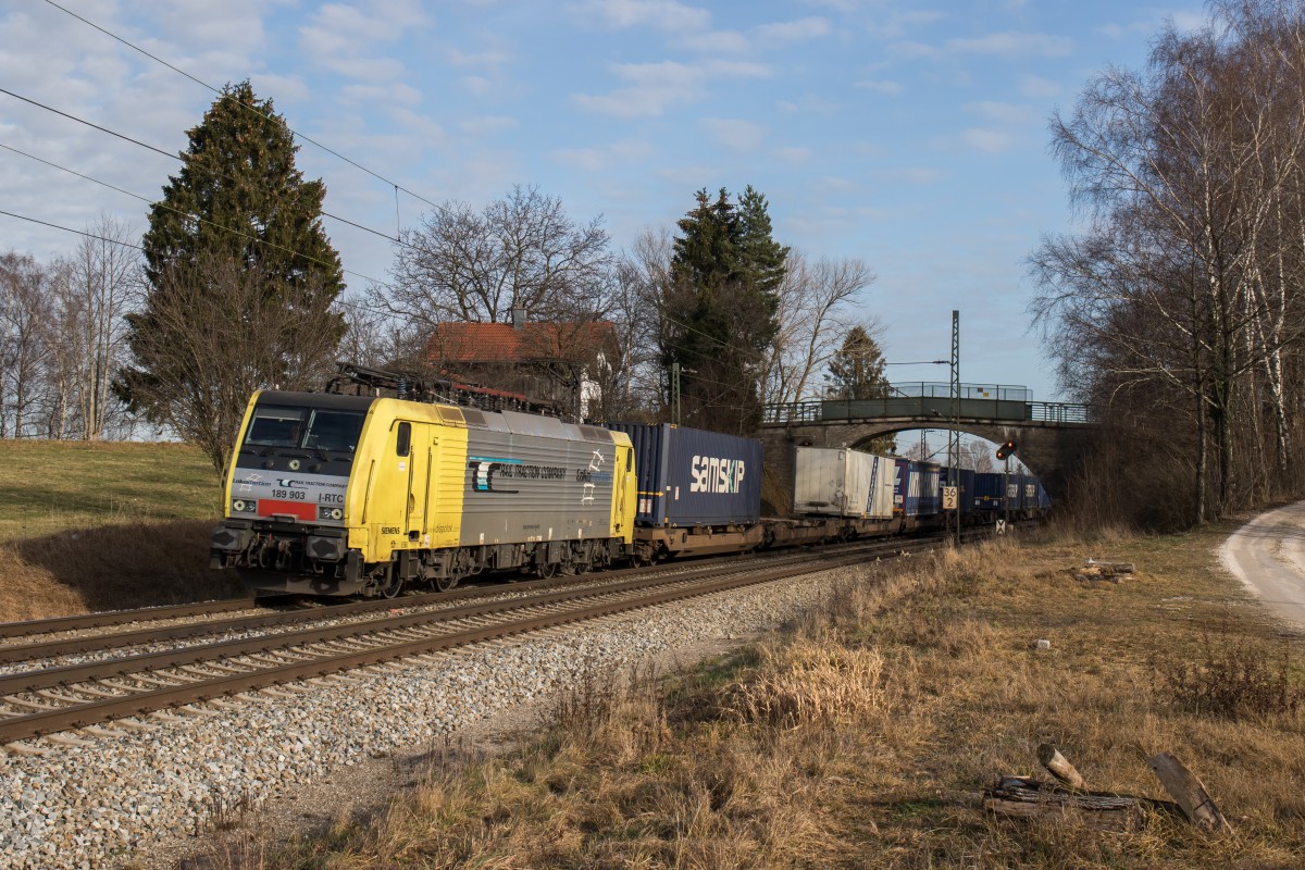 189 903-8 mit dem  Inter-Kombi-Zug  am 19. Dezember 2015 aus Salzburg kommend bei �bersee am Chiemsee.