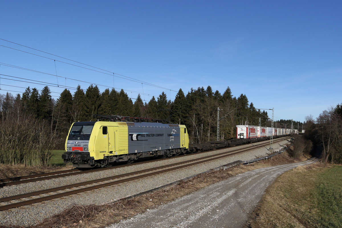 189 903 mit dem  EKOL  aus Salzburg kommend am 14. Januar 2020 bei Grabenst�tt.