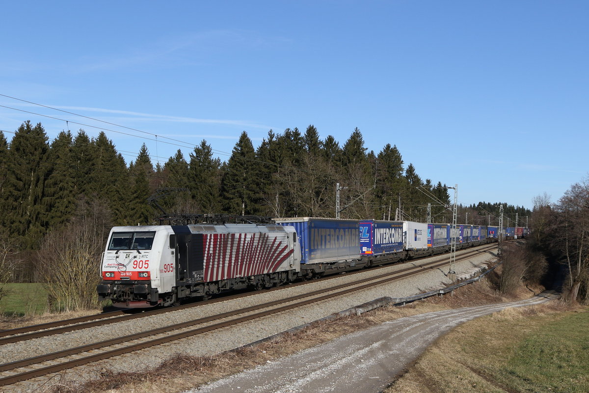 189 905 mit dem  Intercombi  aus Salzburg kommend am 17. Januar 2020 bei Grabenst�tt.