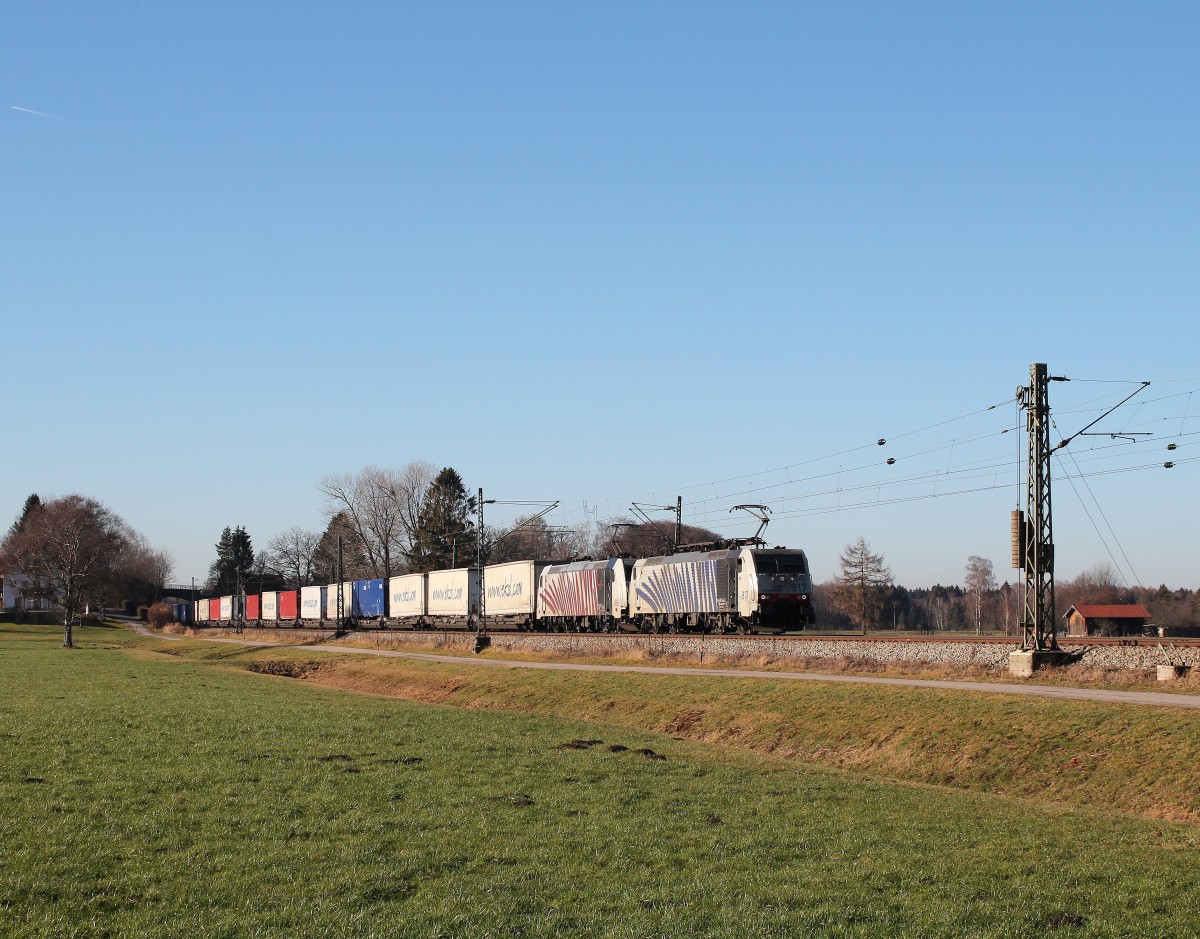 189 917 und 185 666 mit dem  Ekol-Zug  am 20. Dezember 2015 bei �bersee am Chiemsee.