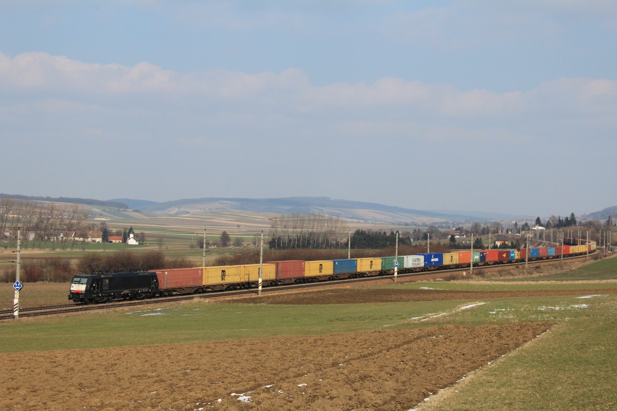 189 923-6 am 16. M�rz 2013 mit einem Containerzug bei Neulengbach.