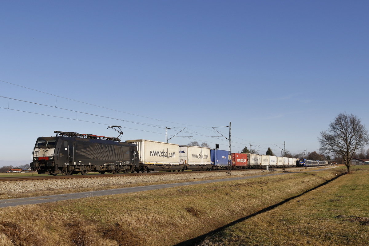 189 927 mit dem  Ekol-Zug  am 29. Dezember 2016 aus Salzburg kommend bei �bersee am Chiemsee.