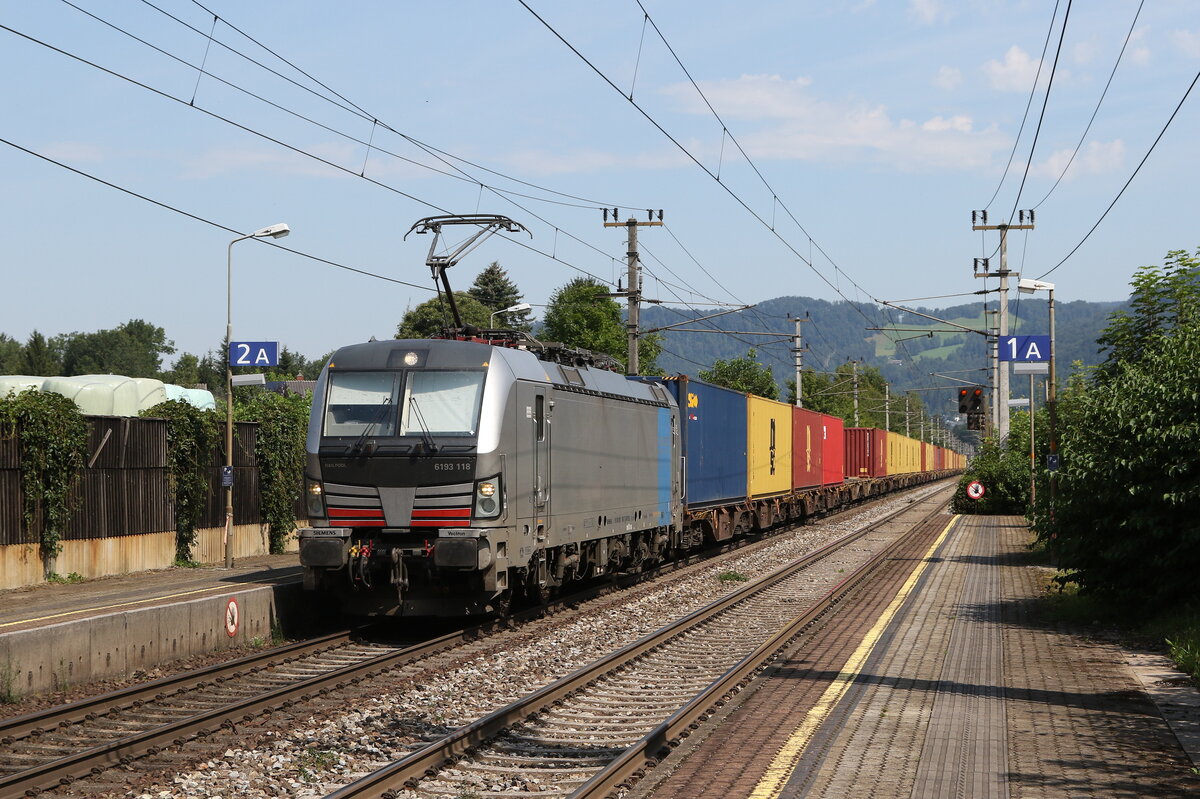 193 118 mit einem Containerzug aus Salzburg kommend am 1. August 2024 in  Salzburg-S�d .