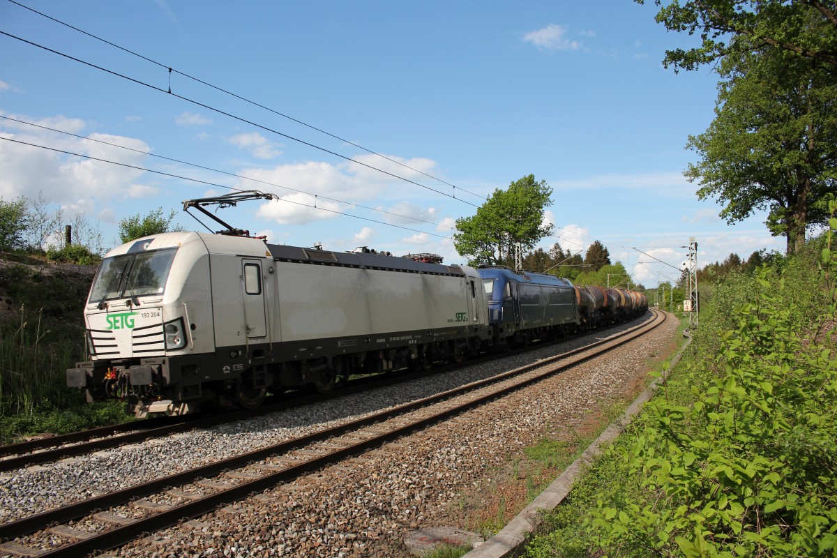 193 204 von  SETG  und 183 500-8 von  MGW  mit einem Kesselzug am 10. Mai 2015 von Salzburg kommend bei Sossau.