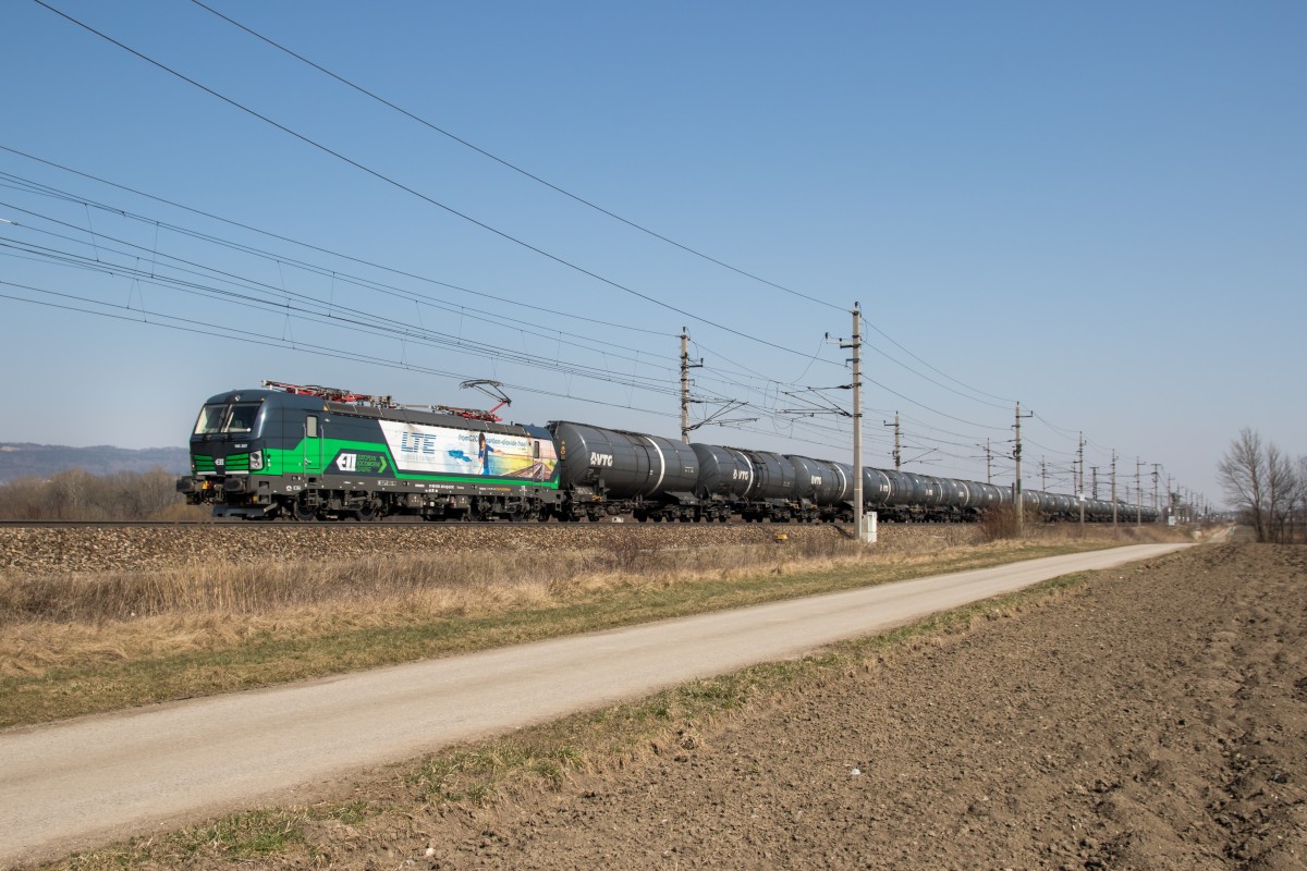 193 207 mit einem Kesselwagenzug am 18. M�rz 2015 bei Gro�sierning.