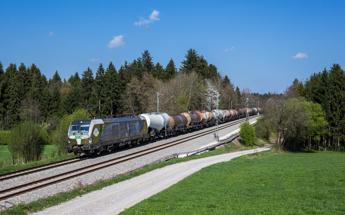 193 218 war mit einem Kesselwagenzug am 9. April 2017 bei Sossau in Richtung M�nchen unterwegs.