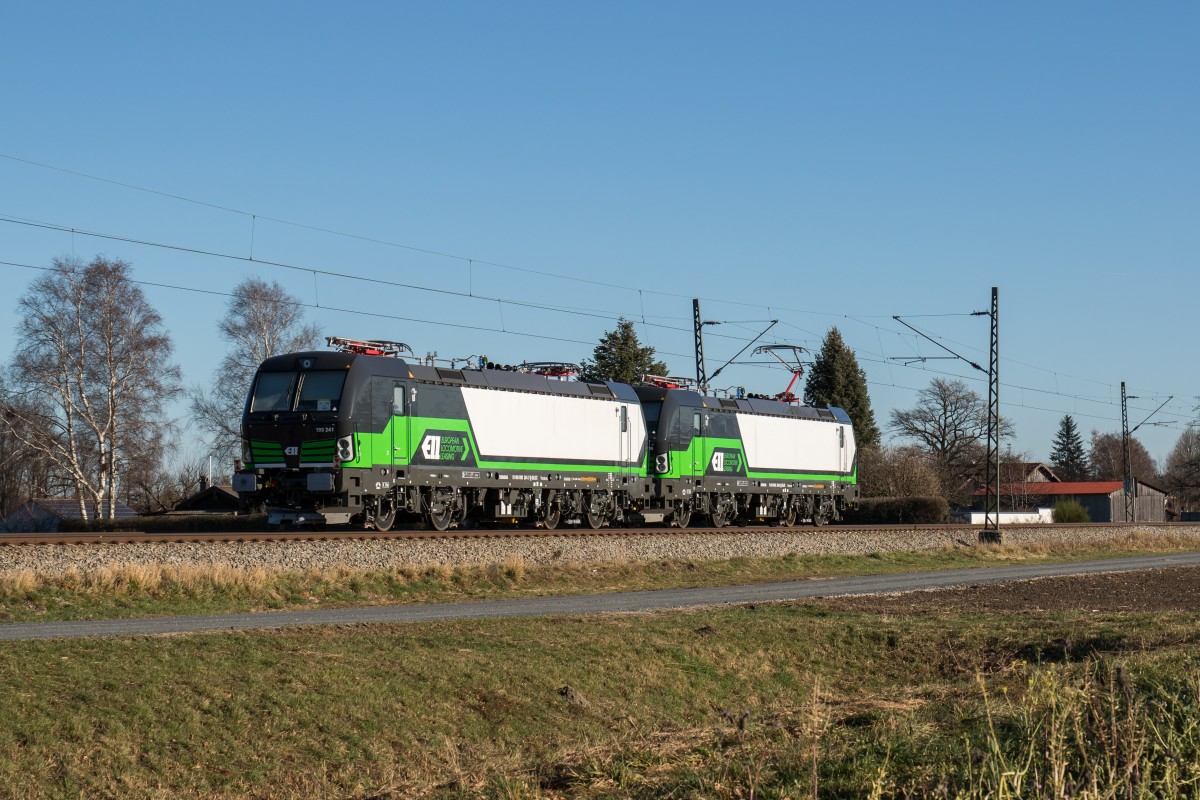 193 241-7 und 194 245-8 waren am 6. Dezember 2015 bei �bersee am Chiemsee auf dem Weg nach Salzburg.