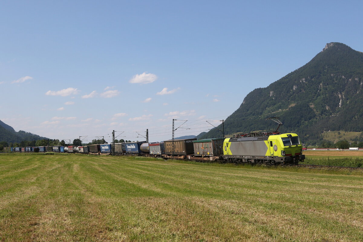 193 403 von  Alpha-Trains  mit einem  KLV  am 14. Juni 2023 bei Niederaudorf.
