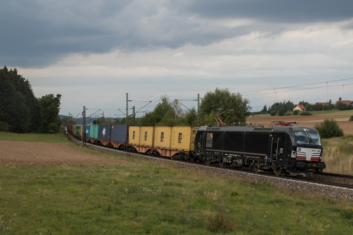 193 606 mit einem Containerzug am 28. August 2015 bei Sinngr�n.