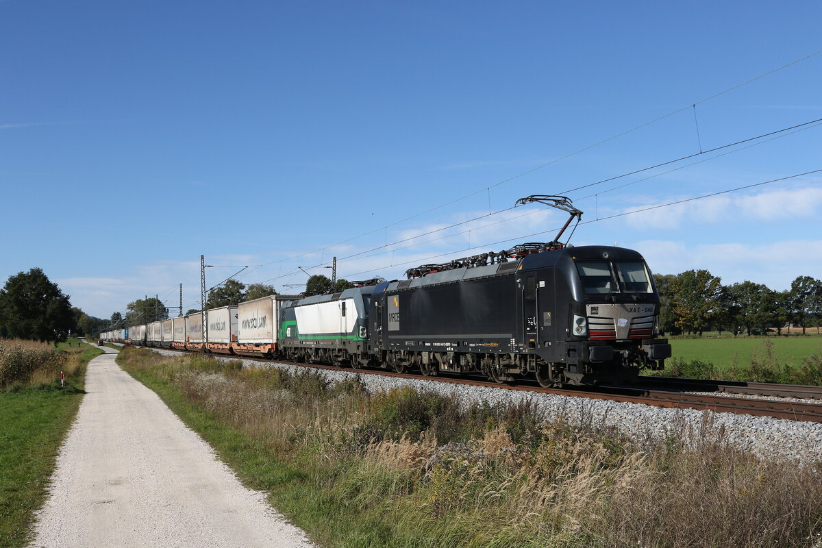 193 646 und 193 244 waren mit dem  EKOL  am 15. Oktober 2021 bei �bersee am Chiemsee in Richtung Salzburg unterwegs.
