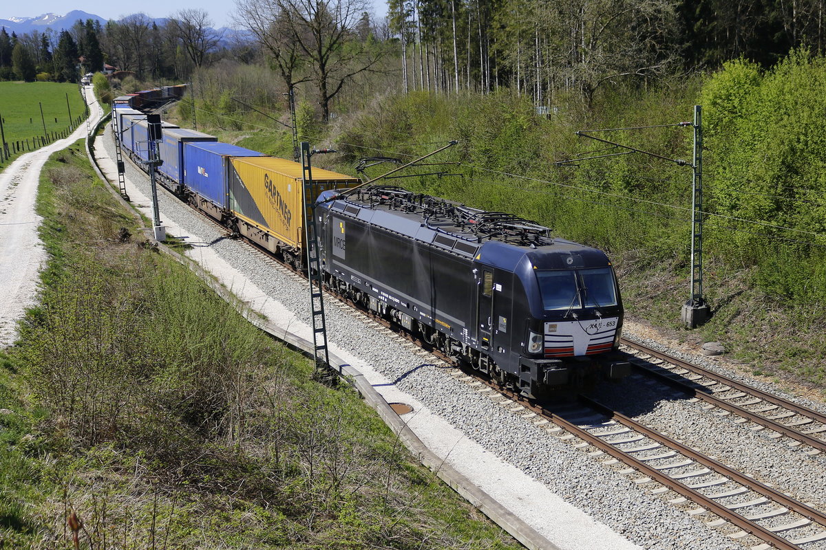 193 653 von  MRCE  war mit einem Containerzug am 19. April 2019 bei Grabenst�tt nach Salzburg unterwegs.