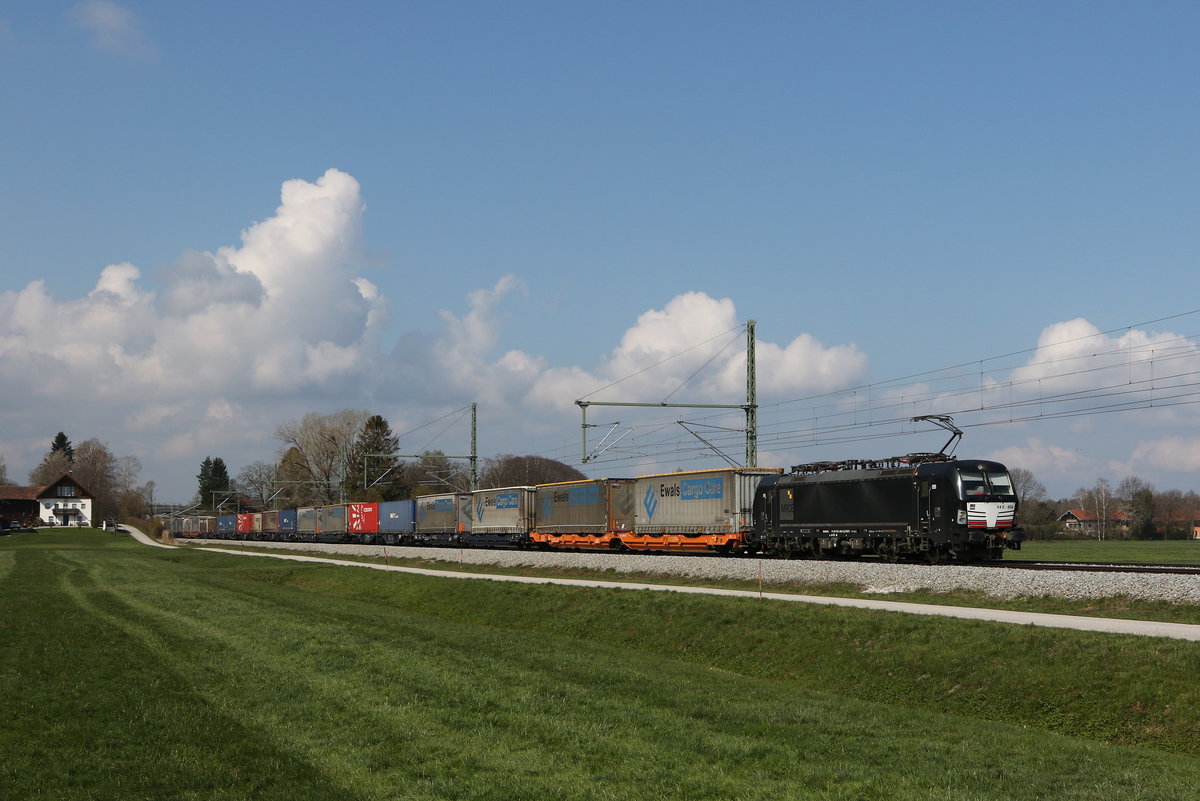 193 656 mit einem  KLV  aus M�nchen kommend am 16. April 2021 bei �bersee am Chiemsee.