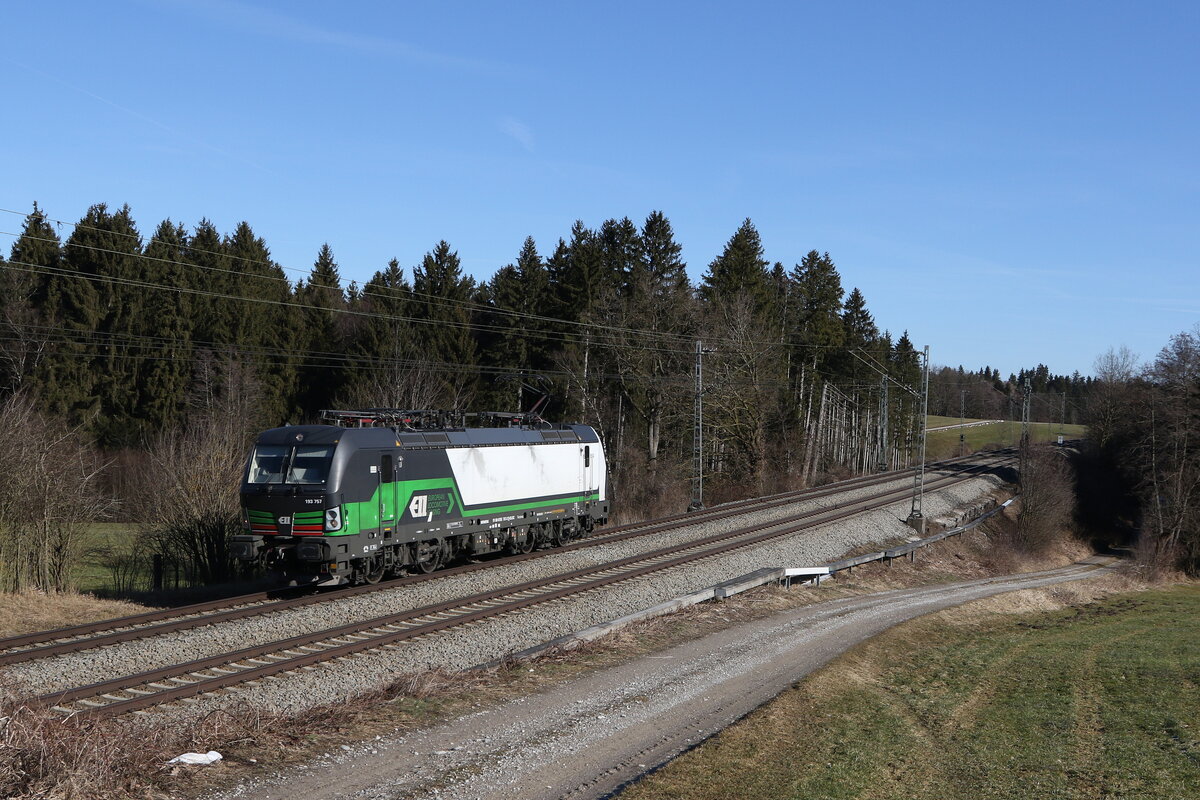 193 757 war am 10. Februar 2022 bei Grabenst�tt im Chiemgau in Richtung M�nchen unterwegs.
