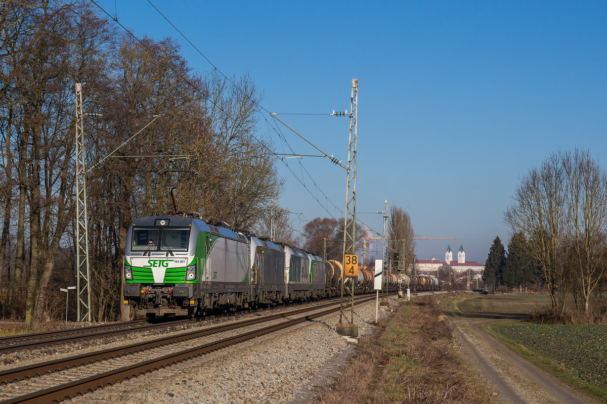 193 821, 193 218, 1216 960 und 193 831 bef�rdern am 30. Dezember 2016 bei Freising einen Kesselwagenzug in Richtung M�nchen.