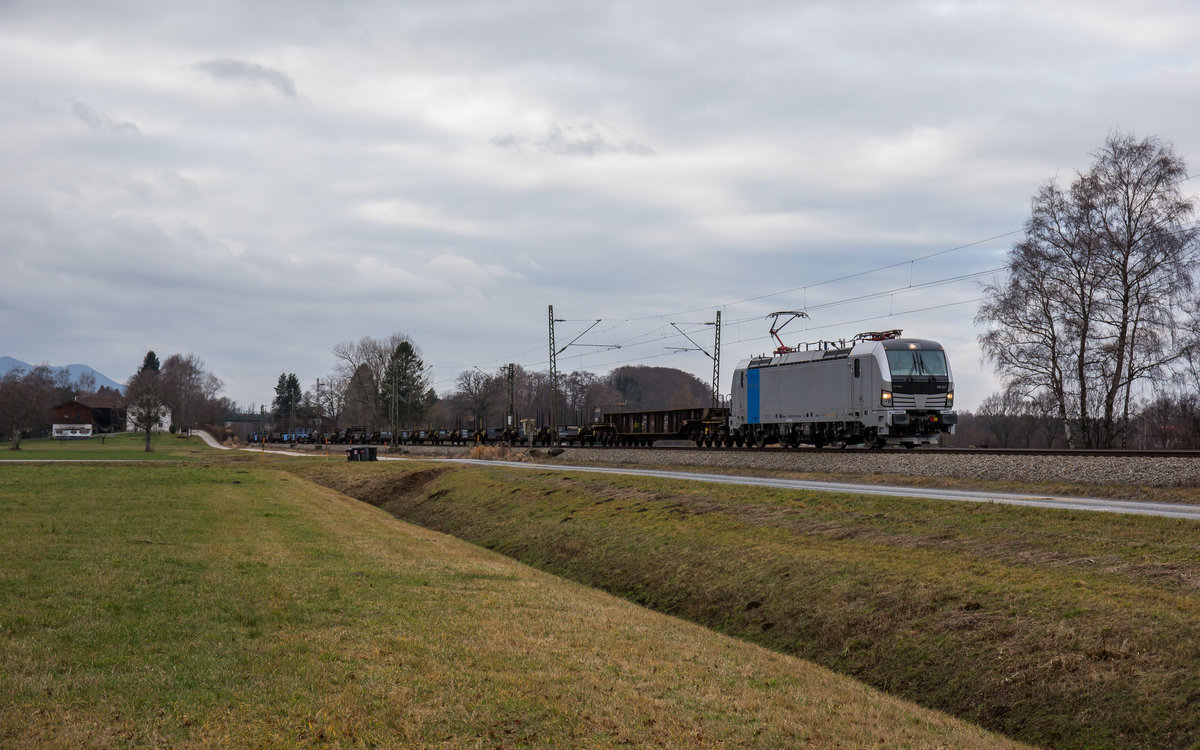 193 827 auf dem Weg nach Salzburg am 28. Dezember 2016 bei �bersee am Chiemsee.