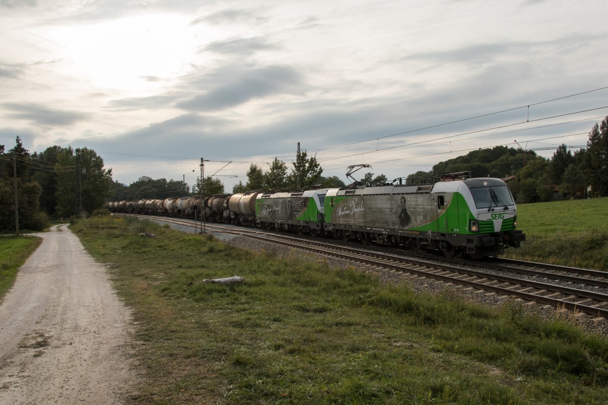 193 831-5 und 193 204-5 waren am 22. September 2015 mit einem Kesselwagenzug bei �bersee in Richtung Salzburg unterwegs.