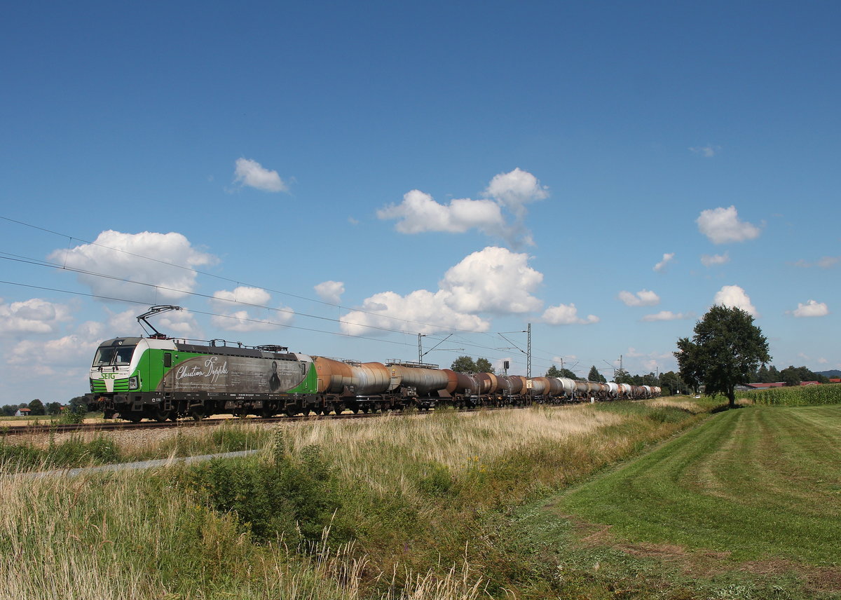 193 831  Christian Doppler  mit einem Kesselwagenzug aus Salzburg kommend am 7. August 2016 bei �bersee am Chiemsee.