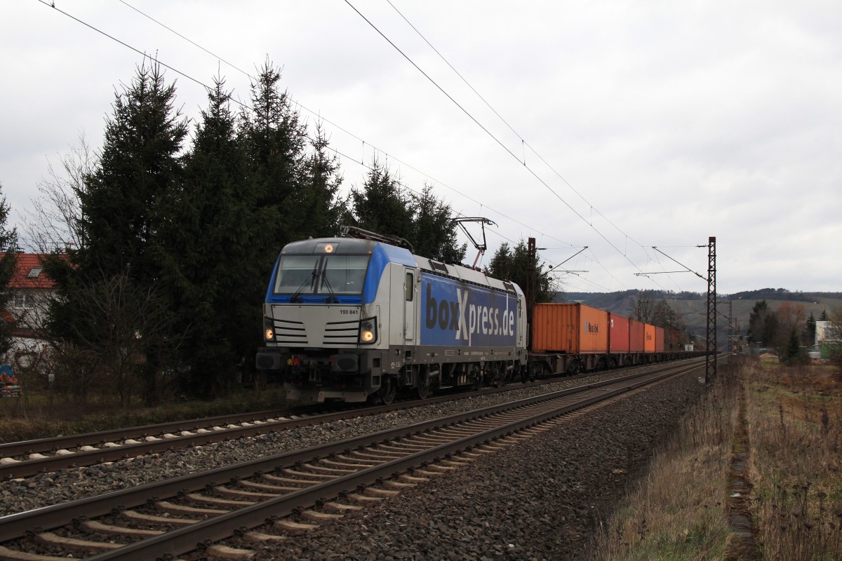 193 841 war am 21. Februar 2014 mit einem Containerzug bei Th�ngersheim im Maintal unterwegs.